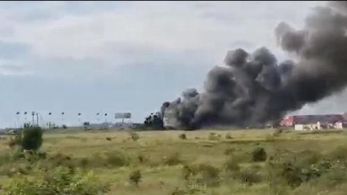 VIDEO Incendiu puternic pe Centura Ploieștiului / Un tir a luat foc la câțiva metri distanță de o benzinărie Lukoil