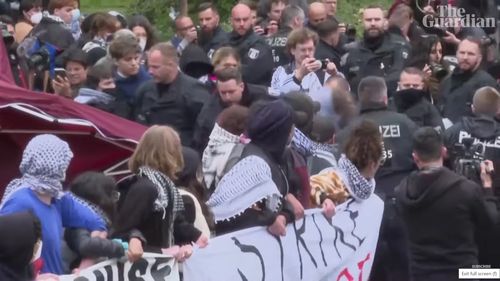 Invocând doctrina post-Holocaust, Germania încearcă să expulzeze patru protestatari pro-palestinieni. Una dintre persoanele cărora li s-a ordonat să părăsească țara este cetățean american