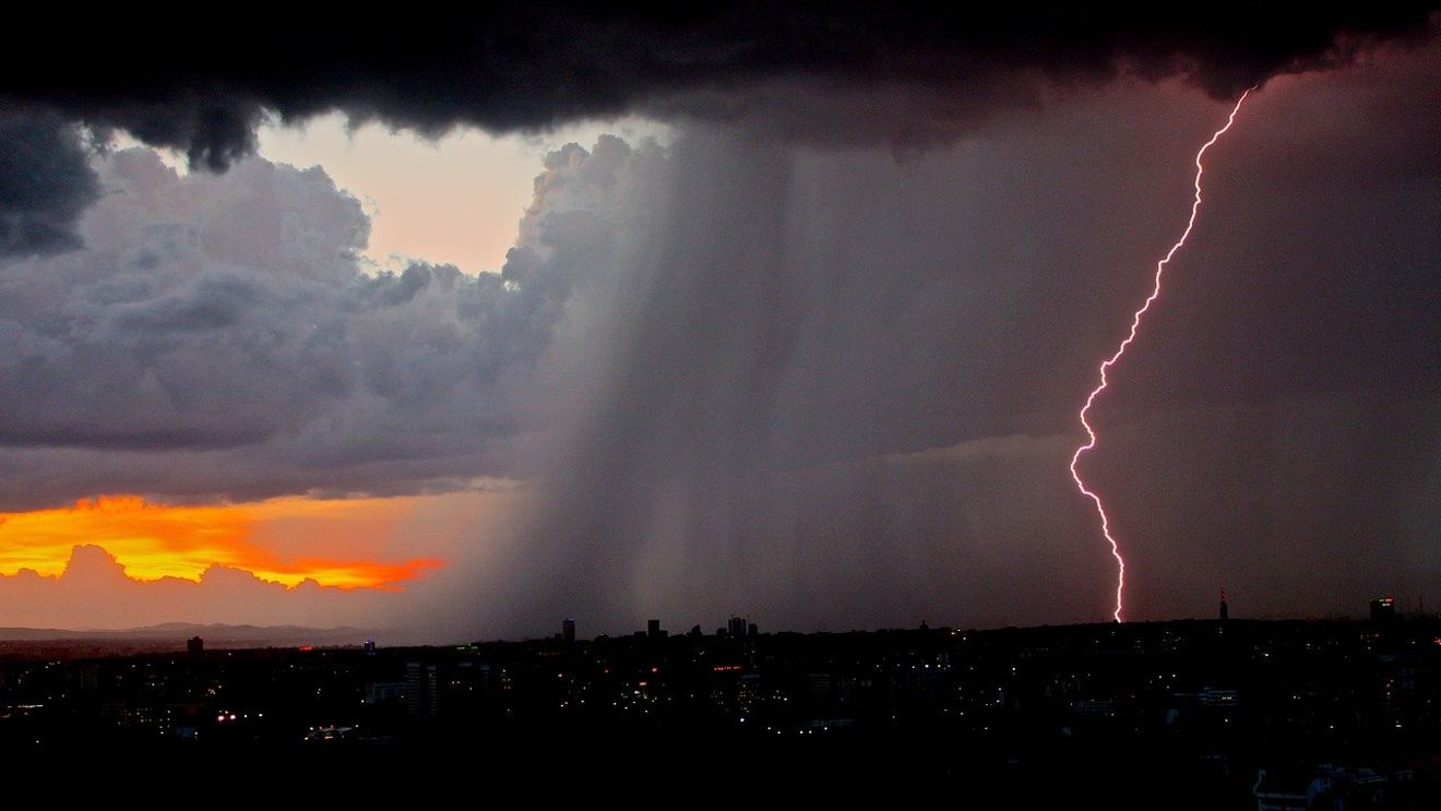 Cod portocaliu de averse torențiale în localități din judeţele Brăila, Ialomiţa şi Buzău