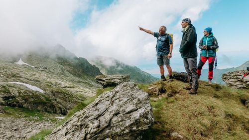 Povestirile ghizilor montani despre Transfăgărășan: Un fost prim-secretar al Sibiului a avut ideea construcției drumului / ”Un tehnician a reușit să-și cumpere o Dacie cu salariul pe 5 luni. Asta înseamnă cam 14.000 lei pe lună”