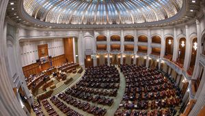 Guvernul va putea emite ordonanțe și în perioada vacanței parlamentare. Proiect de lege adoptat de plenul Camerei Deputaților