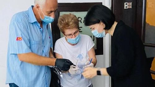 Populisme de campanie. Ministrul Muncii, Violeta Alexandru, a împărțit personal taloane cu pensia mărită: Este o chestiune de normalitate ca pensiile să fie distribuite la timp, în fiecare lună