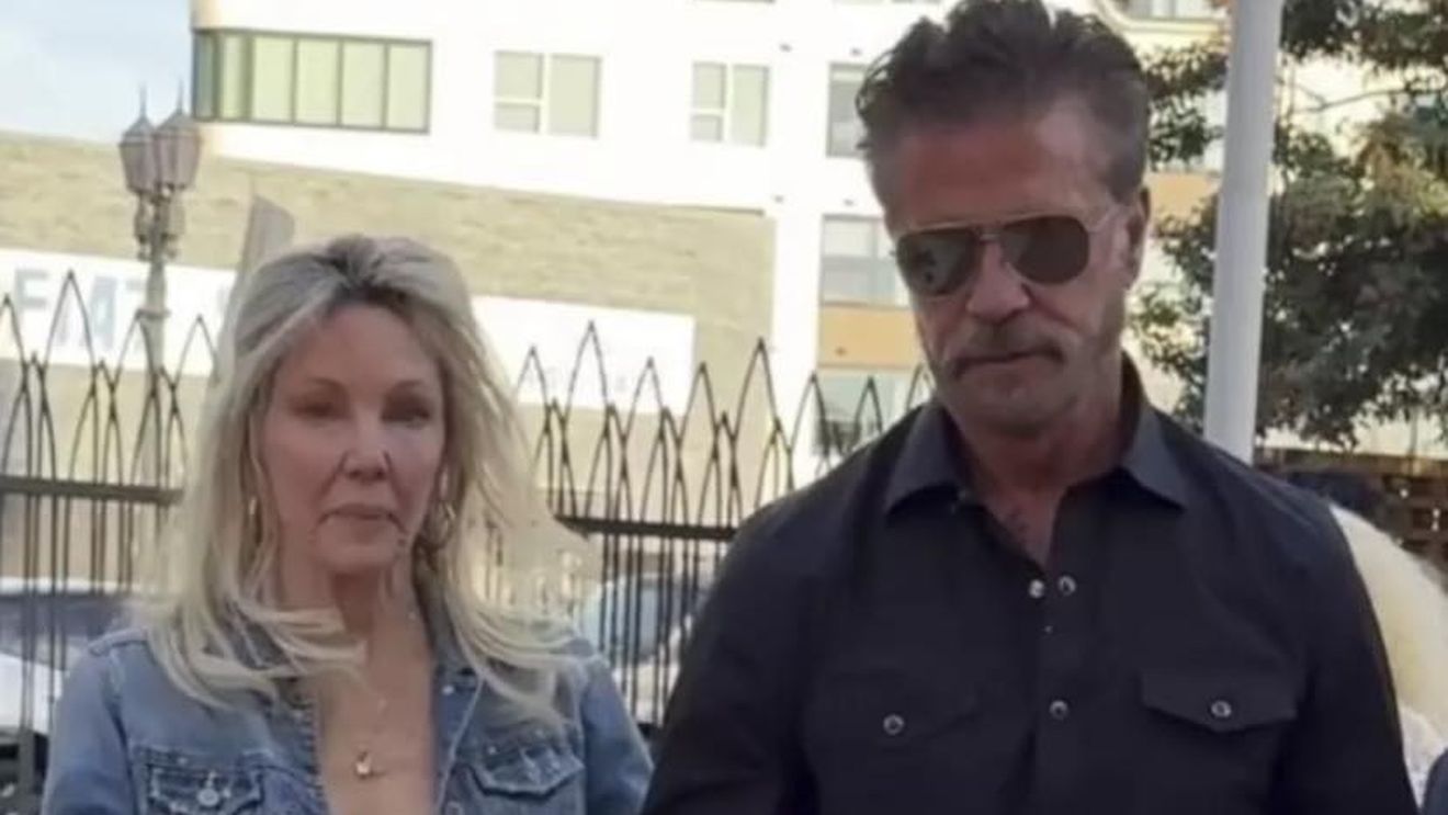 GALERIE FOTO Vedetele anilor ’80, Heather Locklear  din Melrose Place și Lorenzo Lamas, trecut prin cinci căsnicii, sunt oficial împreună