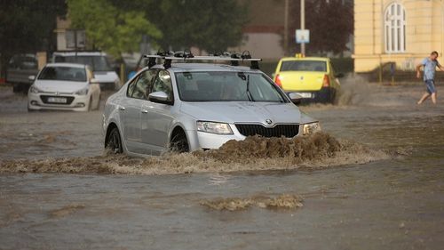 Cluj: Un şofer a fost prins de o viitură în maşină, dar a reuşit să se salveze