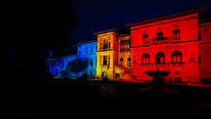 Palatul Cotroceni, iluminat în culorile drapelului național, de Ziua Limbii Române / Iohannis: Sărbătorim atât simbolistica profundă a limbii române, cât și puterea sa de a aduce oameni și destine împreună
