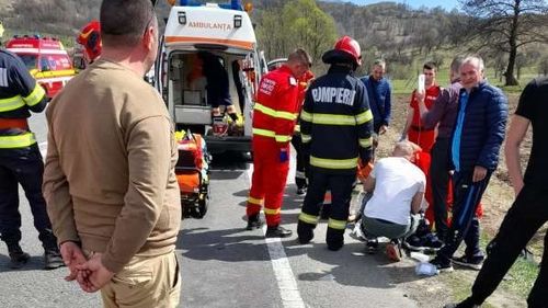 Accident grav în Caraș Severin / Două microbuze și un autoturism au intrat în coliziune: Zece persoane rănite, dintre care cinci minori