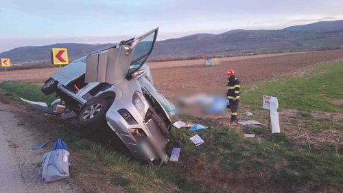 Accident în care au fost implicate un microbuz şi un camion, la Cluj / Trei pasageri din microbuz au rămas încarceraţi, au  ”leziuni incompatibile cu viaţa” / Patru adulţi şi un copil, transportaţi la spital