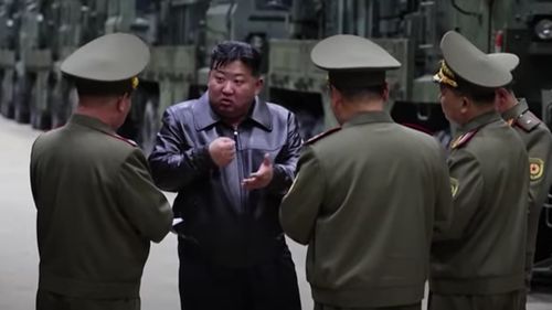Coreea de Nord va desfășura noi sisteme de artilerie capabile să lovească Seulul / Kim Jong Un a inspectat primul distrugător militar al țării