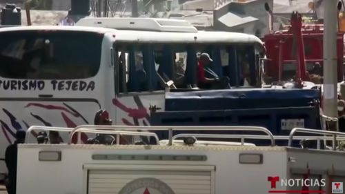 VIDEO Cel puțin 19 pelerini au fost uciși într-un accident după ce autocarul în care se aflau s-a izbit de o casă