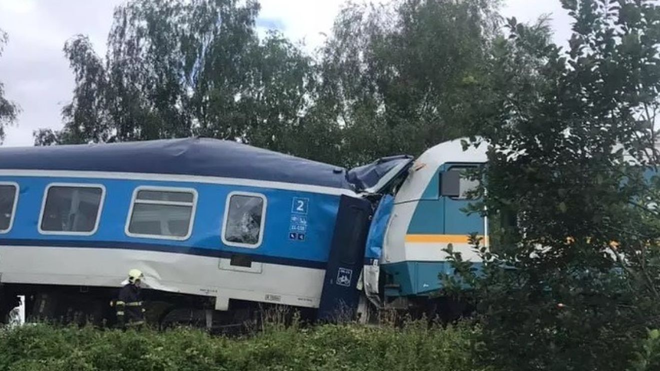 Cehia: Două trenuri de pasageri s-au ciocnit frontal, cel puțin doi morți și zeci de răniți