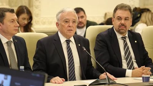 Noua conducere a BNR, votată de Parlament, fără audieri, fără întrebări. Doar Isărescu a făcut declarații: „Să facem o reformă fiscală să ne creadă piețele. Nu se poate în an electoral, dar viitorul Guvern nu are încotro decât să ia o decizie. Dar trebuie măsuri graduale”