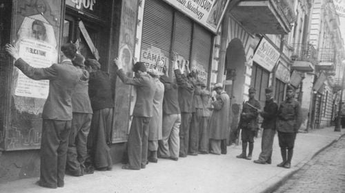 Institutul Elie Wiesel: Departe de valorile europene, în Săptămâna Patimilor, la Teatrul Național Iași, se recită din poeți legionari/ Reacția ministrului culturii: Am eliminat două nume, credeam că problema a fost rezolvată/ Directorul teatrului a fost refractar în prima fază, a spus că a trecut perioada când putea fi cenzurat