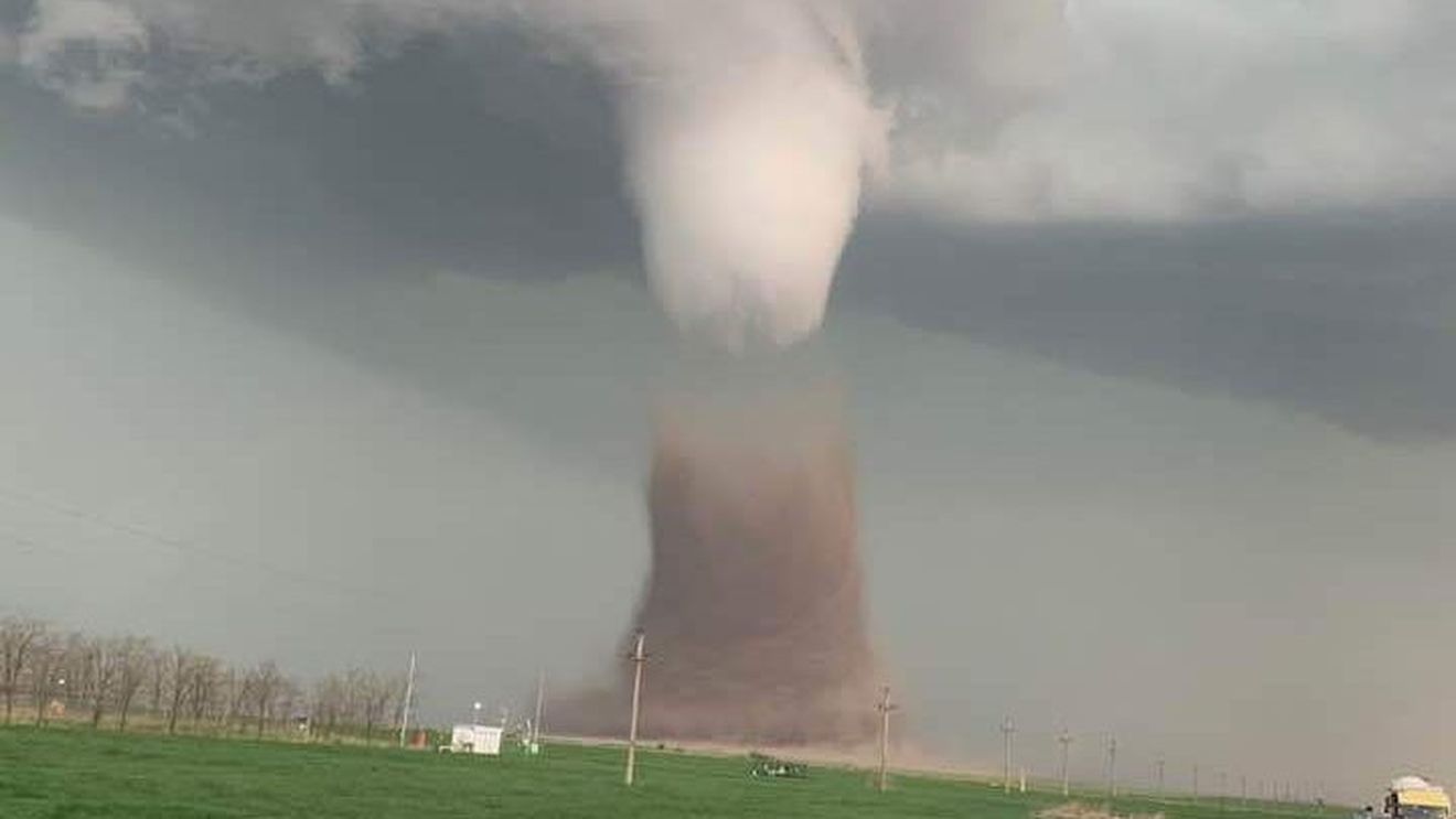 VIDEO Momentul în care autocarul cu 39 de persoane la bord a fost răsturnat de tornada din județul Călărași