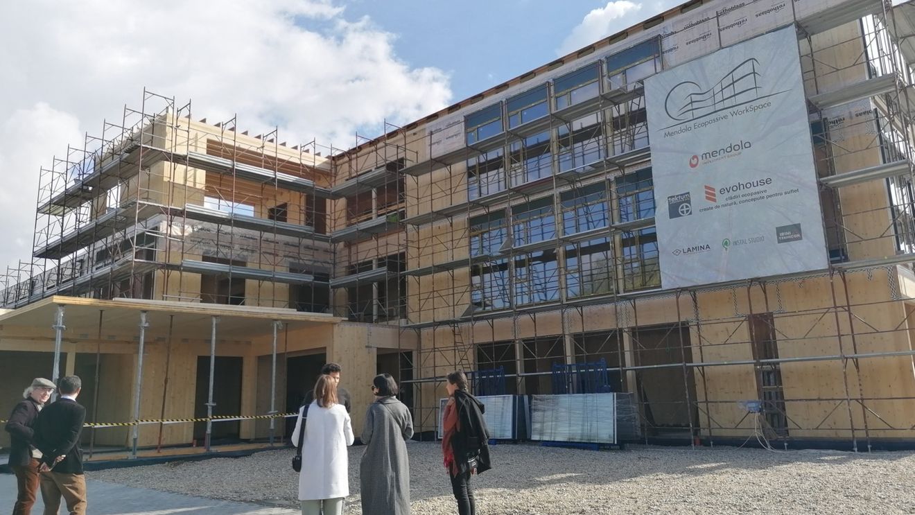 Foto reportaj, în șantier de toamnă. Cum arată clădirea de birouri din lemn de la Vlaha, proiectată pe standard „eco pasiv”