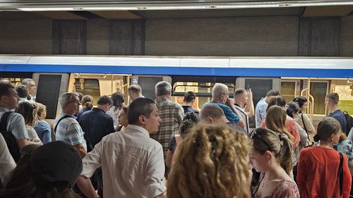Aglomerație la oră de vârf în stația de metrou Constantin Brâncoveanu, pe ”linia corporatiștior” Berceni - Pipera / Metrorex anunță o posibilă tentativă de suicid în stația Eroii Revoluției/ Femeia a scăpat cu viață, trenul a oprit la timp