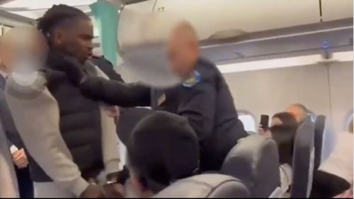 VIDEO Un fost jucător de la Genoa, lovit și scos în cătușe dintr-un avion / Stephane Omeonga voia să ajungă în Israel și a refuzat să coboare din avion la escala din Italia