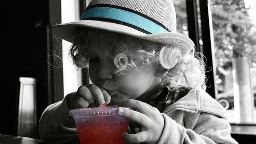 Subiectul zilei pe rețelele de socializare: cum procedăm cu copiii la restaurant, atunci când sunt gălăgioși și se joacă printre mese