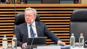 Comisarul european pentru agricultură, Janusz Wojciechowski, propune o schimbare de politică, în timp ce fermierii protestează