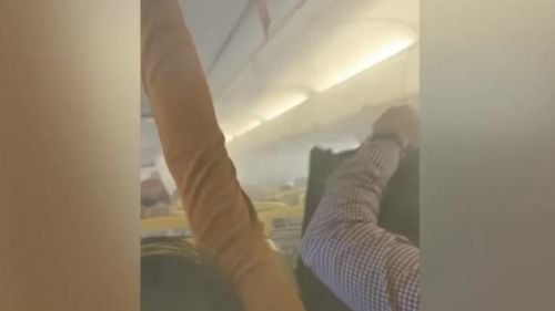 Fum și panică la bordul unei aronave Ryanair. A survolat o oră Bucureștiul/ Pasager: Lichidul de degivrare ar fi intrat la unul din motoare