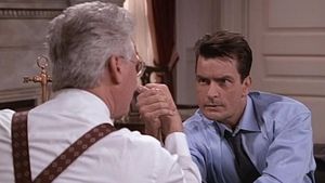 Actorul Charlie Sheen agresat în propria casă din Malibu de o femeie înarmată / Vecin: "I-a rupt cămaşa lui Charlie şi a încercat să-l sugrume"
