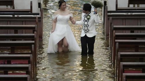 Un cuplu filipinez s-a căsătorit într-o biserică inundată în timpul unui taifun