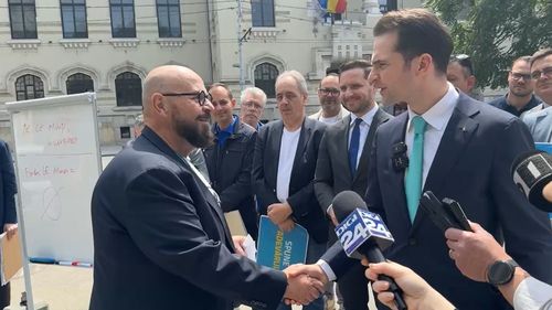 VIDEO Piedone a intervenit în conferința de presă organizată de Burduja în fața Primăriei Capitalei / Cei doi contracandidați și-au dat mâna și și-au urat succes