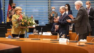 Angela Merkel a primit de la miniștrii cabinetului său flori și un puiet în ultima ședință de guvern în calitate de cancelar al Germaniei