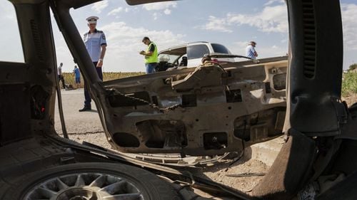 Doi bărbați, morți într-un accident rutier în Brăila / Șoferul avea permisul anulat