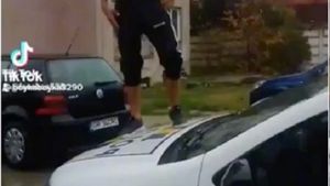 Elev din Giurgiu, filmat în timp ce dansa pe mașina Poliției / În acest timp, polițiștii desfășurau o campanie pentru tineri, în școală