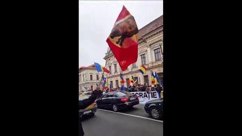 VIDEO Steagul de luptă al Armatei Ruse, fluturat la protestul AUR din centrul Sibiului