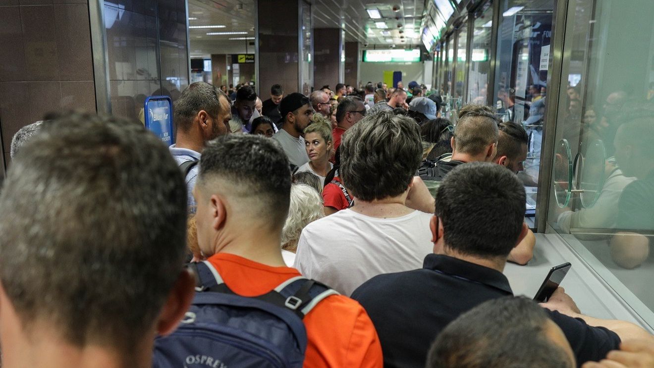 Membrii Asociaţiei Naţionale a Agenţiilor de Turism vor aduce acasă turiştii care aveau bilete la zborurile companiei aeriene Blue Air