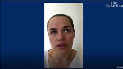 Exilată în Lituania, Svetlana Tihanovskaia înregistrează un video în care le cere susținătorilor săi să nu mai manifesteze/ Apropiații opozantei din Belarus spun că a înregistrat filmuletul sub "presiunea forțelor de securitate"