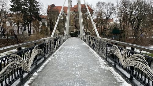 Singurul pod cu degivrare din Oradea a înghețat / Primăria: S-a ars o siguranță / Podul Intelectualilor, e vechi de 150 de ani și a fost modernizat cu 3,6 milioane de lei, în 2023