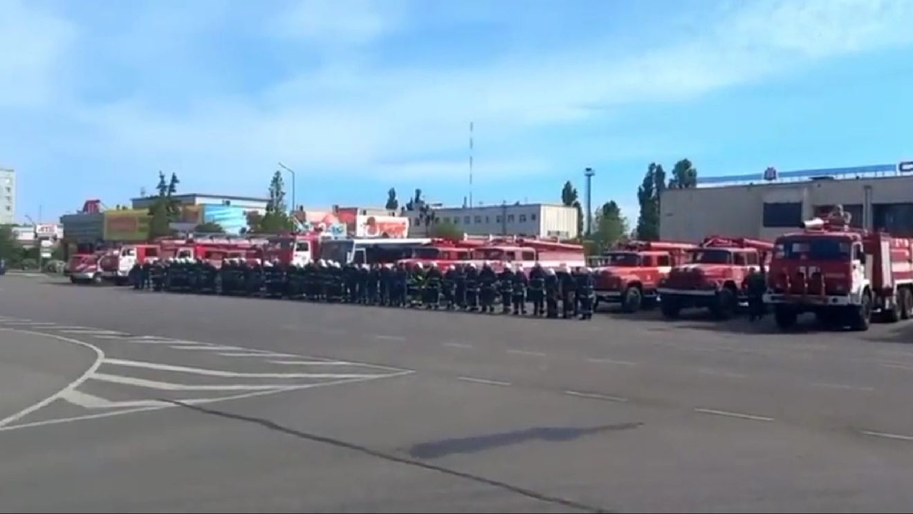 VIDEO Protest al pompierilor ucraineni împotriva ocupației rusești în orașul Enerhodar, aflat în apropierea centralei nucleare de la Zaporojie, cea mai mare din Europa