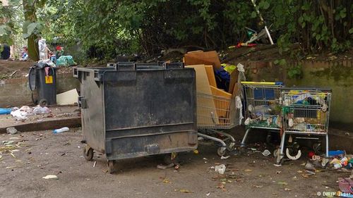 Problemele cauzate de migranţii romi din România şi bulgari în Duisburg: mizeria din clădirile în care trăiesc și din jurul lor - reportaj Die Welt