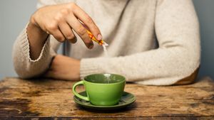 Aspartamul (E 951), în colimatorul Foodwatch şi Ligii împotriva cancerului pe care-l consideră periculos pentru sănătate. Petiţie în 11 ţări europene în vederea interzicerii. OMS îl consideră ”posibil cancerigen”. Studii relevă risc de diabet, naştere prematură