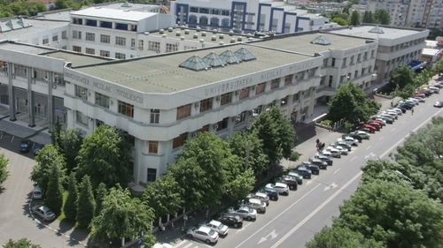 Un asistent universitar titular, fiul președintelui consiliului de administrație al Universității “Nicolae Titulescu”, și-a dat demisia după ce a folosit un limbaj vulgar cu studentele sale pe TikTok