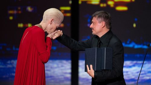 FOTOGALERIE Cristian Mungiu pe covorul roșu de la Cannes după ce a câștigat al doilea Palme d’Or din carieră