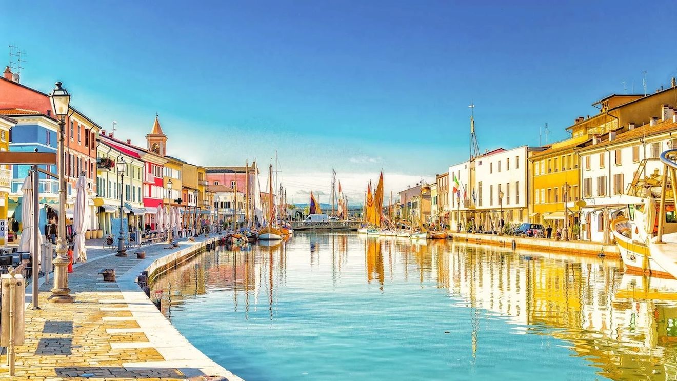 Zeci de mii de acte de identitate scanate aparţinând turiştilor, furate de hackeri de pe serverele unor hoteluri din Italia