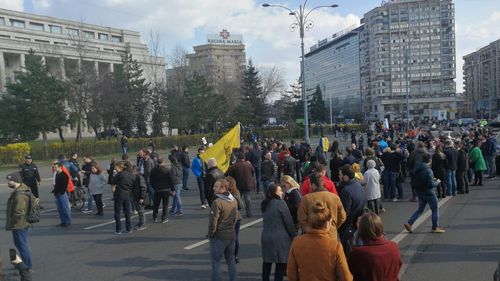 VIDEO #șîeu: Inaugurarea primului metru de autostradă din Moldova și protestul de 15 minute din întreaga țară / Corporatișii au ieșit în fața birourilor din Pipera, zeci de oameni au protestat în Piața Victoriei și Piața Universității / Sute de mașini, oprite în trafic