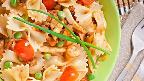 Pastele de vineri seara / Farfalle cu fructe de mare și mazăre congelate și roșii cherry de sezon. O rețetă cu care te poți simți la mare chiar dacă ai rămas acasă