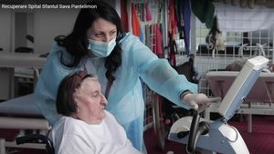 (P) Nu putea să aprindă lumina decât cu bastonul, altfel nu ajungea la întrerupător. După recuperarea medicală, bunica și-a uimit nepotul