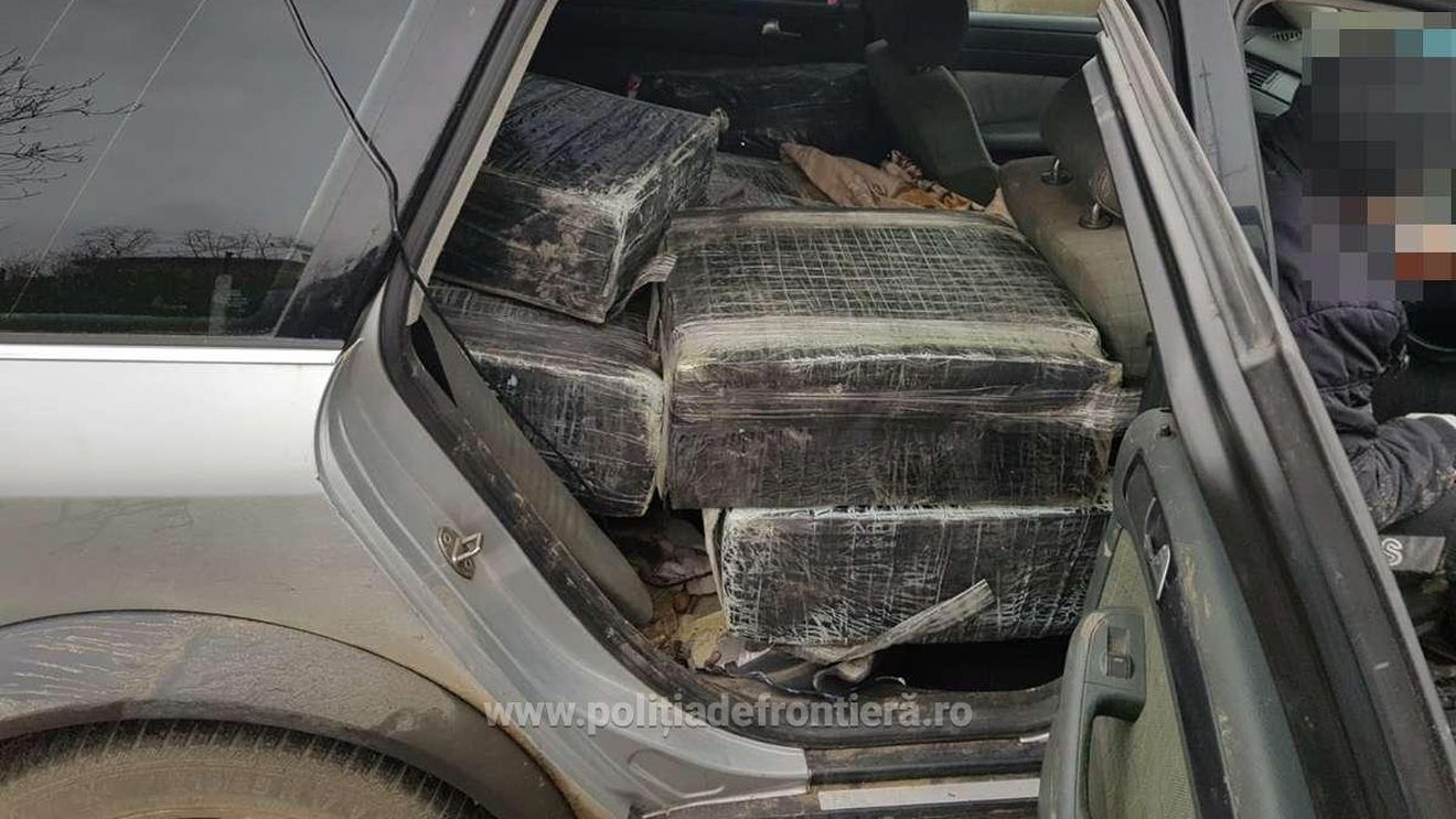 Zeci de mii de pachete de ţigări de contrabandă, descoperite la graniţa de nord a României în mașini cu numere false de înmatriculare