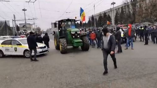 VIDEO Protest violent la Chișinău al fermierilor care au încercat să urce cu tractoarele pe scările Parlamentului, patru polițiști răniți