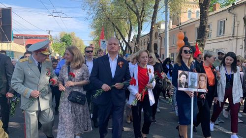 VIDEO Manifestație de Ziua Victoriei la Chișinău, organizată de socialiștii pro-ruși. Igor Dodon poartă la piept un simbol interzis în Republica Moldova