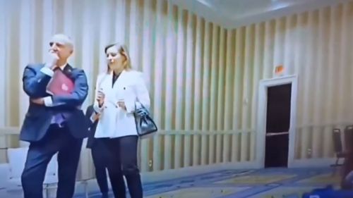VIDEO Președintele Poloniei a așteptat în fața ușii lui Trump aproape două ore pentru a vorbi cu acesta timp de 10 minute, potrivit presei poloneze