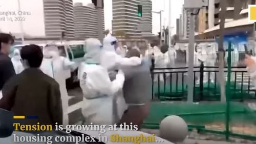 VIDEO Shanghai: Clienții încearcă să fugă dintr-un magazin Ikea pe care autoritățile voiau să-l carantineze, după detectarea unui caz suspect