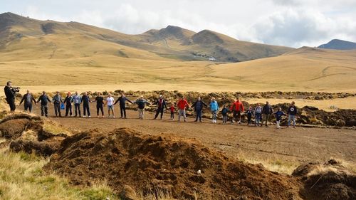 Lanț uman pentru salvarea Parcului Natural Bucegi. Parlamentari ai USR au protestat împotriva viitoarelor investiții imobiliare
