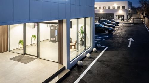 Premieră mondială în România: Un brand auto de lux a lansat un service auto digital în care îți lași mașina la orice oră și plătești online / Cum funcționează și ce servicii oferă noul concept?