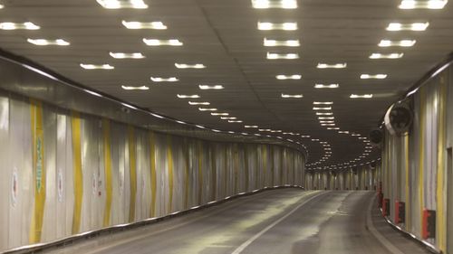 Trafic restricționat în București după ce un motociclist a intrat în peretele Pasajului Unirii/ Două persoane au fost rănite